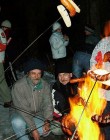 Szkoła Podstawowa nr 21 z Dąbrowy Górniczej na Zimowisku podczas ogniska z kiełbaskami