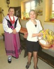 Martyna i Zuza ze święconym koszyczkiem na wielkanocne śniadanie.